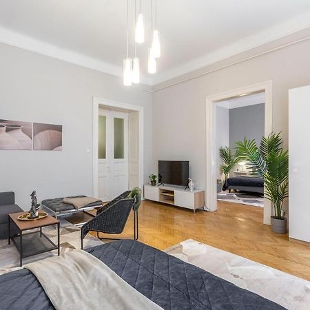 Spacious & Cozy Downtown Apartment With Balcony Будапеща Екстериор снимка