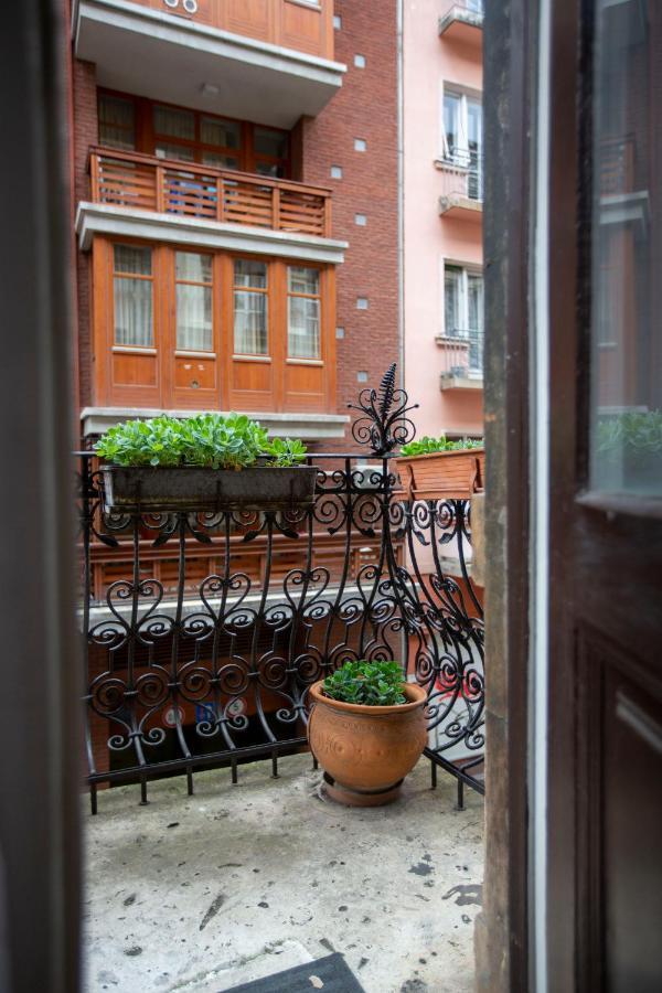 Spacious & Cozy Downtown Apartment With Balcony Будапеща Екстериор снимка