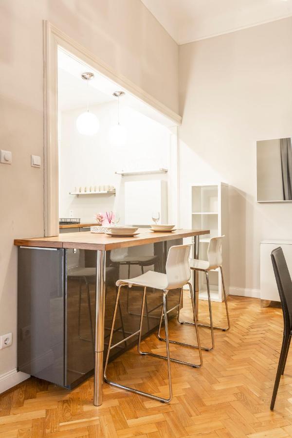 Spacious & Cozy Downtown Apartment With Balcony Будапеща Екстериор снимка